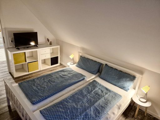 Schlafzimmer mit großem Doppelbett und heller Atmosphäre
