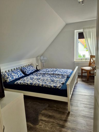 Schlafzimmer mit großem Doppelbett und heller Atmosphäre