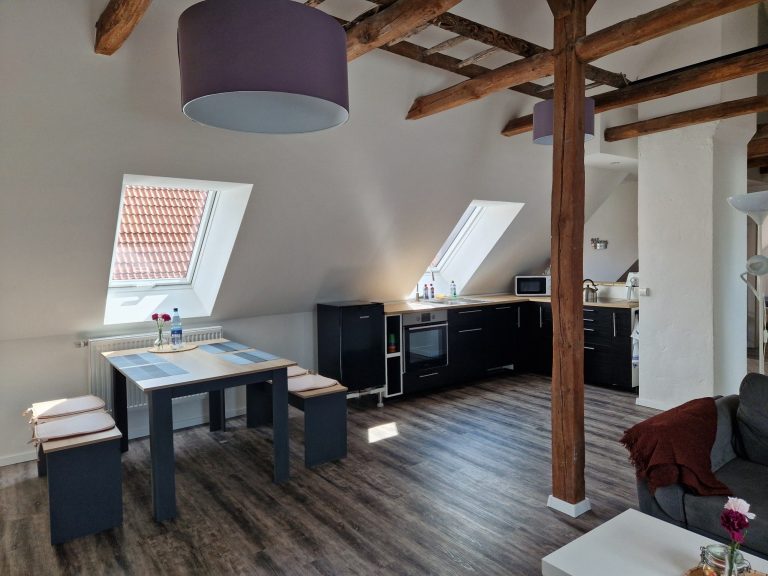 Offener Wohn- und Essbereich mit viel Tageslicht