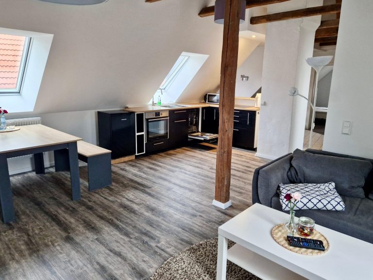 Offener Wohn- und Essbereich mit viel Tageslicht
