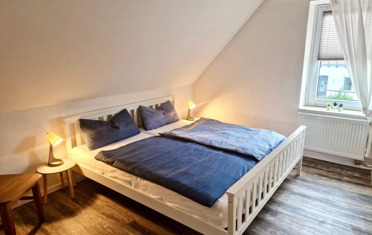 Helles Schlafzimmer mit komfortablem Doppelbett für erholsame Nächte in ländlicher Ruhe