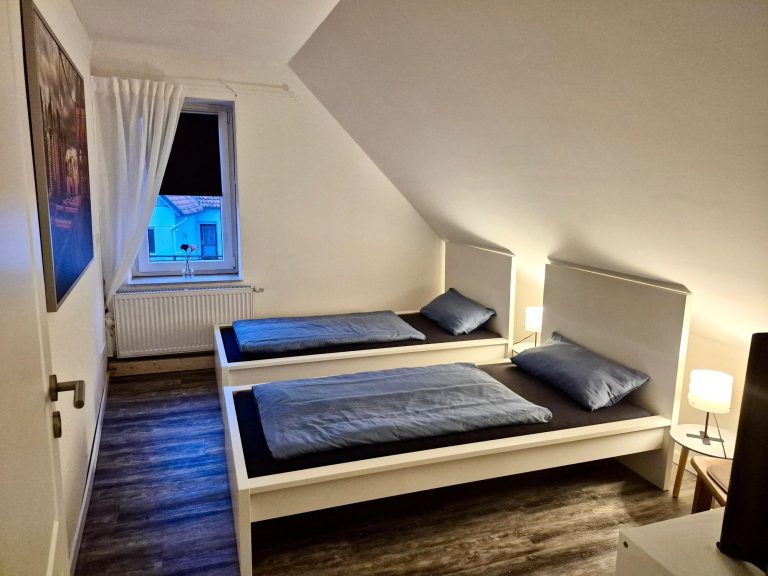 Gemütliches Schlafzimmer mit zwei Einzelbetten – ideal für Kinder, Freunde oder Kollegen