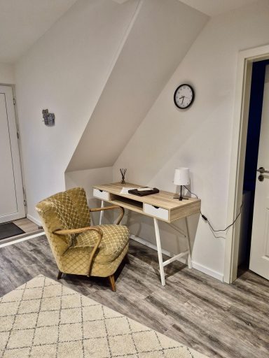 Einladender Flur mit Garderobe und direktem Zugang zur Ferienwohnung